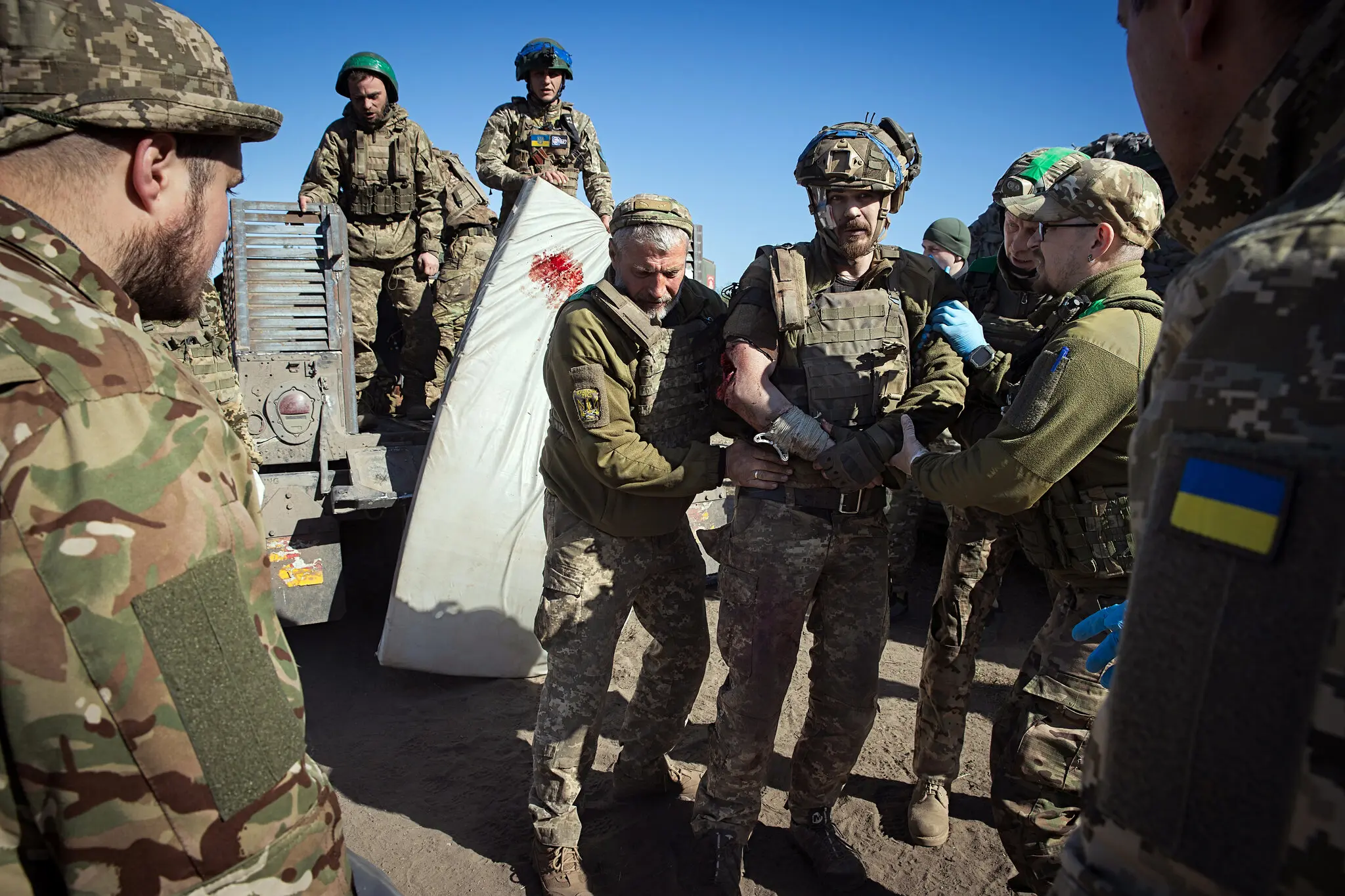 Санітари 59-ї окремої мотопіхотної бригади ЗСУ евакуювали пораненого бійця з передової під Авдіївкою 4 травня.